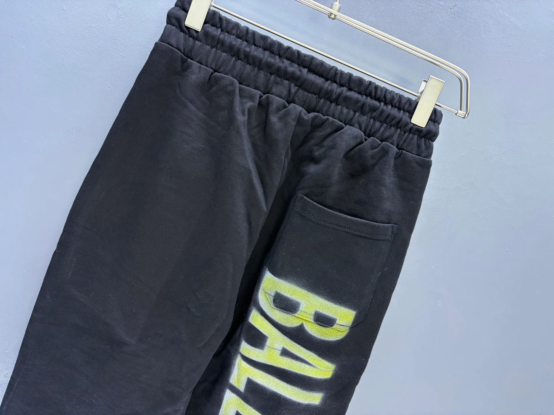 P125✨🔥 [Balenciaga] 2026 Autumn and Winter New Arrival Printed Letters Trousers and Sweatpants Premium Pure Cotton Double-Ply 400g Heavy Terry Cloth Fabric Color: Black Size: S M L XL 2XL